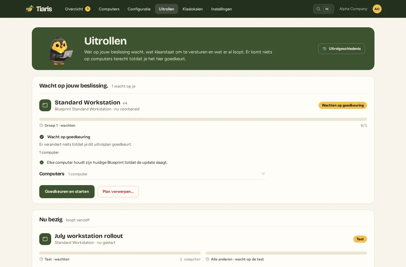 Een uitrolplan dat op goedkeuring wacht, met betrokken onderdelen en computers.